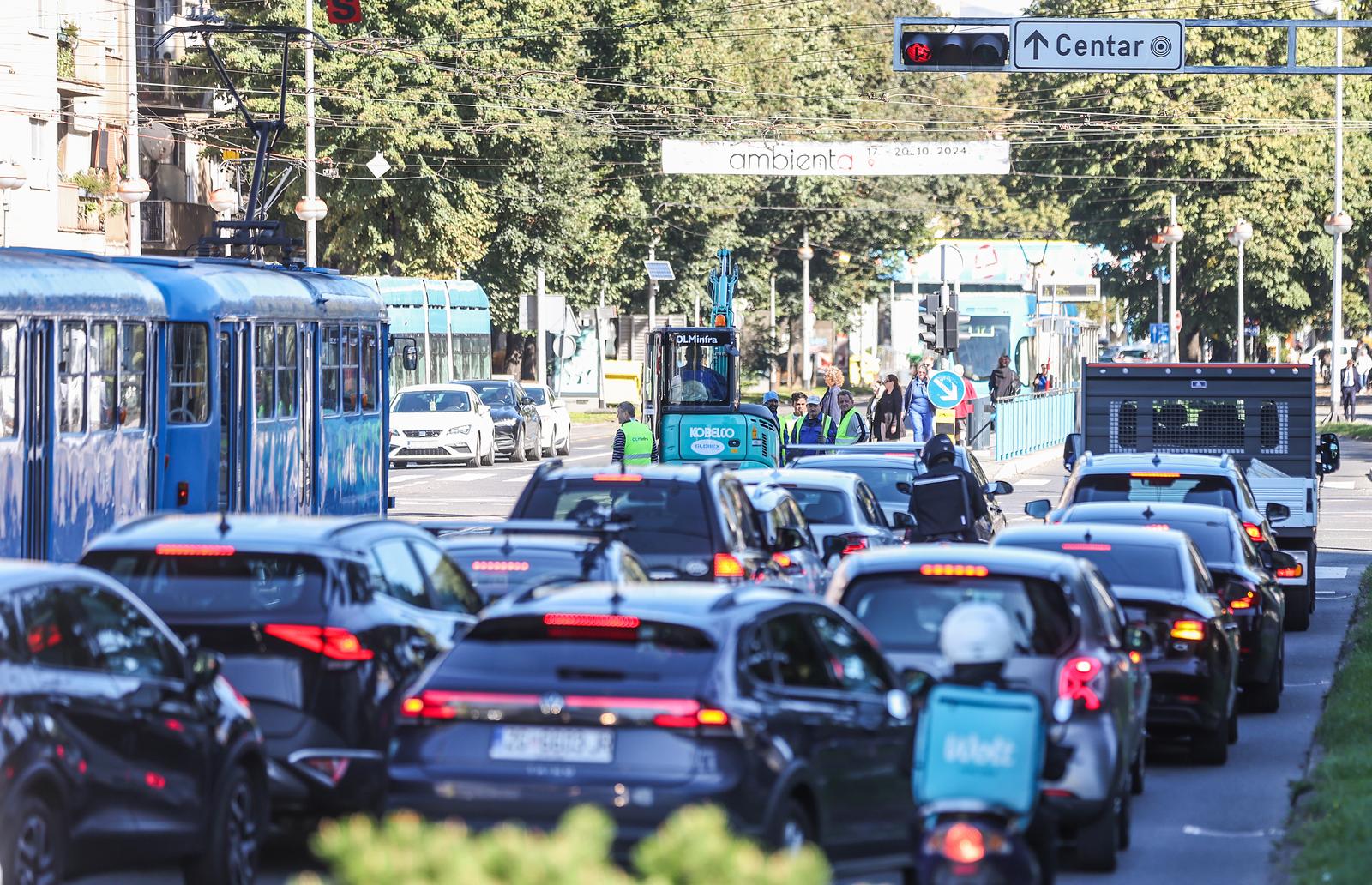 07.10.2024.., Zagreb - U tijeku je sanacija tramvajskog kolosijeka na raskrizju Ulice grada Vukovara i Savske ceste. Sanacija je potrebna kako bi se poboljsala tramvajska infrastruktura, osigurala kvalitetnija protocnost prometa, te sigurnije upravljanje skretnickim sklopom koji je ugradjen 2010. godine i treba modernizaciju. Zbog radova promet raskrizjem nece biti obustavljen, no bit ce otezan od ponedjeljka 7. listopada od 10:00 sati do ponedjeljka 21. listopada do 4:00 sata.   Photo: Slavko Midzor/PIXSELL