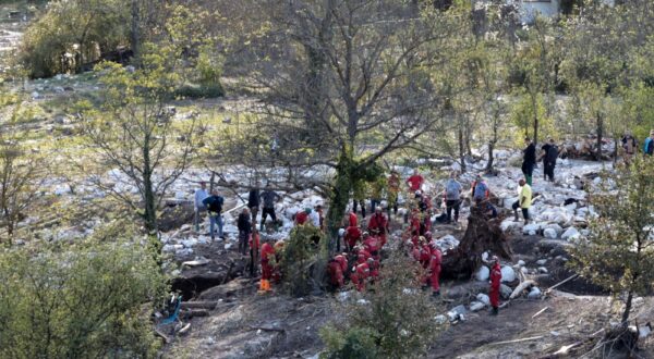 07.10.2024., Jablanica, Bosna i Hercegovina - Mjestani gledaju na razmjere katastrofe kamenoloma i spasioce kako tragaju za zrtvama.  Photo: Denis Kapetanovic/PIXSELL