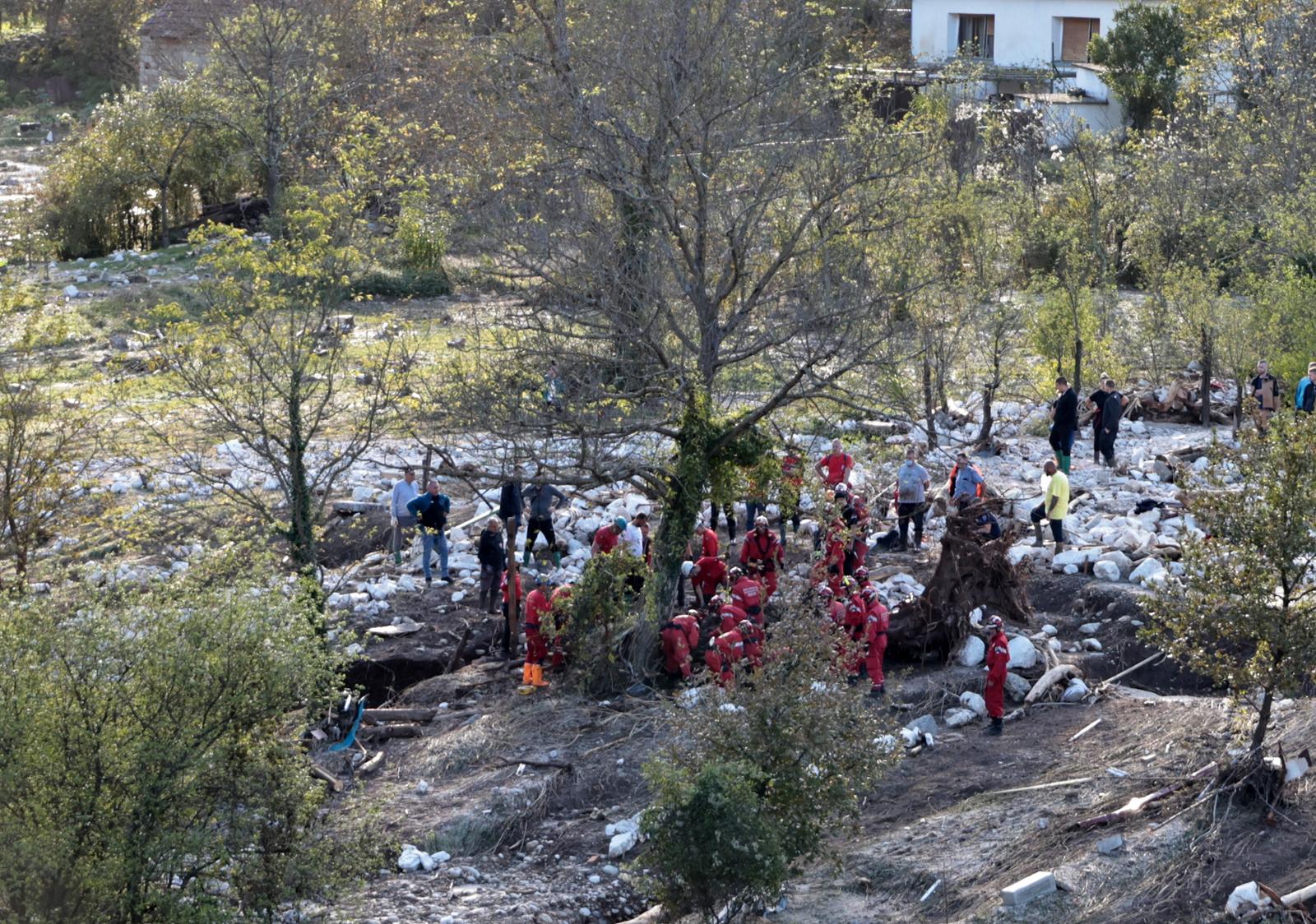 07.10.2024., Jablanica, Bosna i Hercegovina - Mjestani gledaju na razmjere katastrofe kamenoloma i spasioce kako tragaju za zrtvama.  Photo: Denis Kapetanovic/PIXSELL