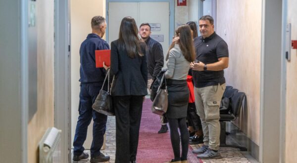 08.10.2024., Beograd - Sudenje Kosti Kecmanovicu i njegovim roditeljima za masakr u Osovnoj skoli Ribnikar. Maloljetni ubojica iz beogradske Osnovne skole Vladislav Ribnikar koji je 3. svibnja prosle godine ubio devetero ucenika i zastitara danas je prvi put od masakra dosao na sud. Bit ce specijalni svjedok na sudjenju njegovim roditeljima Photo: Borna jaksic/PIXSELL