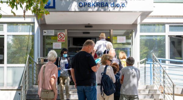 11.09.2024., Zagreb - Ispred Gradske plinare Zagreb - Opskrba (GPZO) nastale su velike guzve gradjana koji zele ostati njihovi korisnici i na vrijeme do roka koji istjece 23. rujna, zatraziti ostanak u GPZO-u te plin placati 10 centi jeftinije po megavatsatu nego Medjimurje-plinu koji je opkrbljivac u javnoj usluzi. Photo: Neva Zganec/PIXSELL