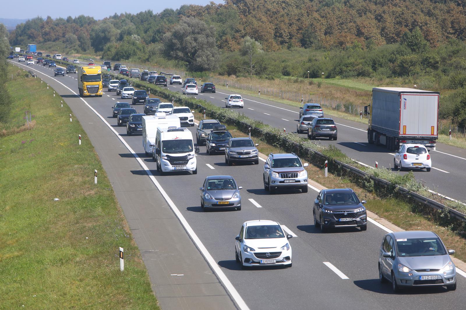 12.08.2024., Karlovac - Prometne guzve u smjeru mora na autocesti A1 izmedu Zagreba i Karlovca kod odmorista Draganic. Photo: Kristina Stedul Fabac/PIXSELL