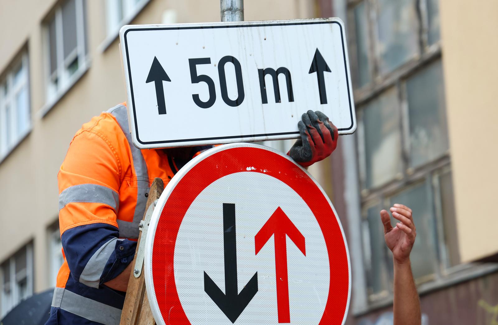 12.09.2024., Zagreb - Langov trg. Nakon konferencije za medije koju je odrzao gradonacelnik Grada Zagreba Tomislav Tomasevic na temu parkinga, sluzbenici grada zamijenili su i postavili nove informacijske ploce o novoj zoni pakinga odnosno sada je od pocetka ulice Vjenceslava Novaka dozvoljeno parkiranje za sve gradjane a ne samo povlastene. Photo: Sanjin Strukic/PIXSELL