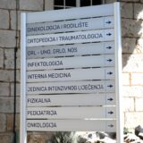 13.11.2023., Sibenik - Opca bolnica Sibensko-kninske zupanije odnedavno je opremljena informacijskim plocama i putokazima s natpisima odjela kako bi se pacijenti lakse snalazili u krugu bolnice. Photo: Dusko Jaramaz/PIXSELL