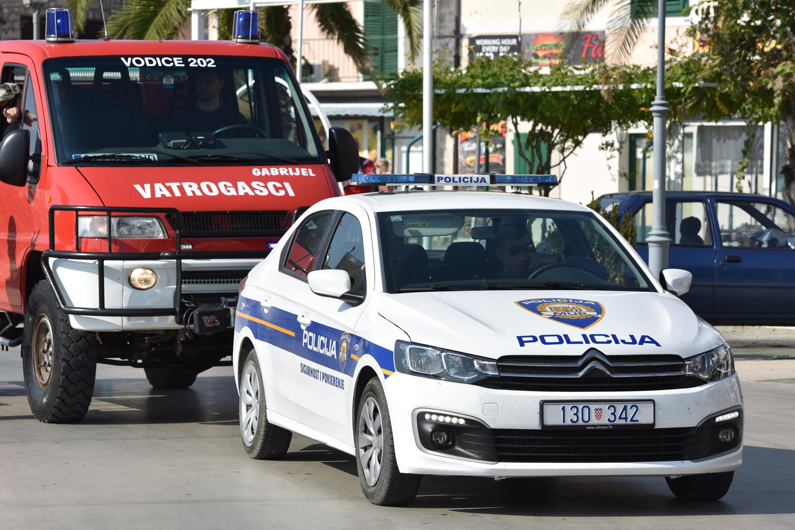 Vozila policije i vatrogasaca 14.10.2018., Vodice - Policija i vatrogascirrPhoto: Hrvoje Jelavic/PIXSELL