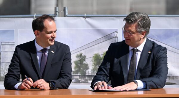 15.04.2024., Zagreb - Predsjednik Vlade Andrej Plenkovic s ministrom Ivanom Malenicom postavio kapsulu i time oznacio pocetak radova na Trgu pravde u Zagrebu.  Photo: Marko Lukunic/PIXSELL