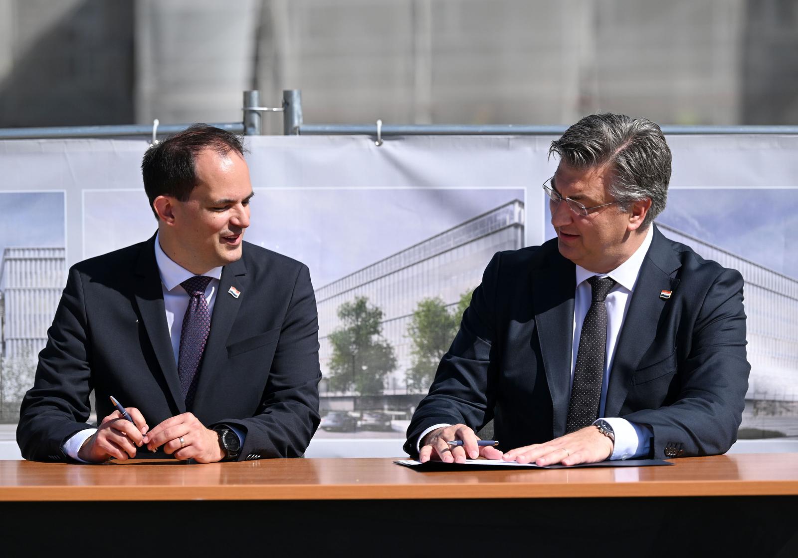 15.04.2024., Zagreb - Predsjednik Vlade Andrej Plenkovic s ministrom Ivanom Malenicom postavio kapsulu i time oznacio pocetak radova na Trgu pravde u Zagrebu.  Photo: Marko Lukunic/PIXSELL