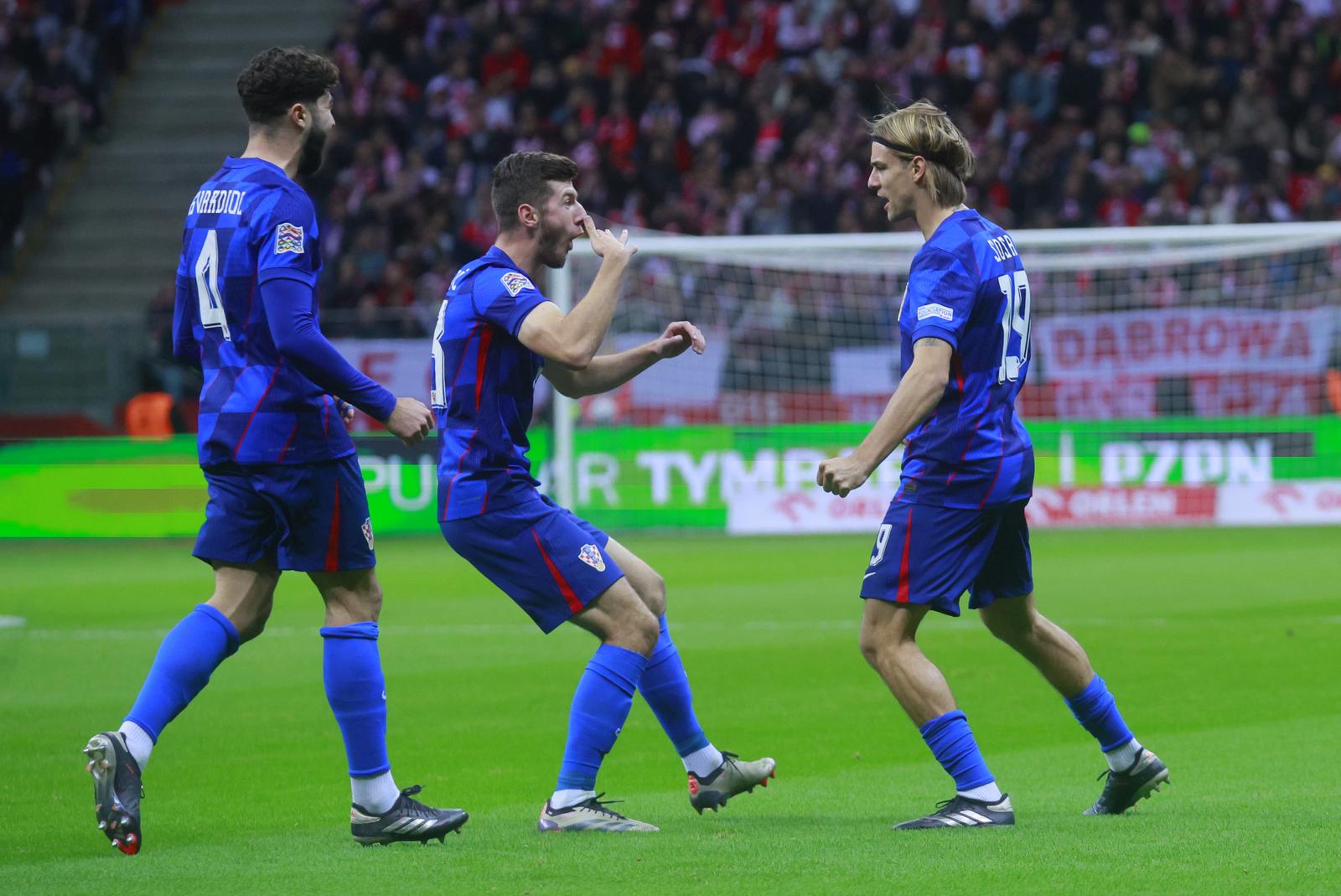 15.10.2024., Nacionalni stadion PGE, Varsava, Poljska - UEFA Liga nacija, Liga A, skupina 1, 4. kolo, Poljska - Hrvatska. Nogometasi Hrvatske slave pogodak Borne Sose za izjednacenje 1:1. Petar Sucic, Borna Sosa Photo: Jacek Szydlowski/Forum/PIXSELL