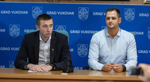 15.11.2021.,Vukovar - Gradonacelnik Ivan Penava primio je grupu developera koji rade na stvaranju racunalne igrice o obrani Vukovara 1991.   Photo: Davor Javorovic/PIXSELL