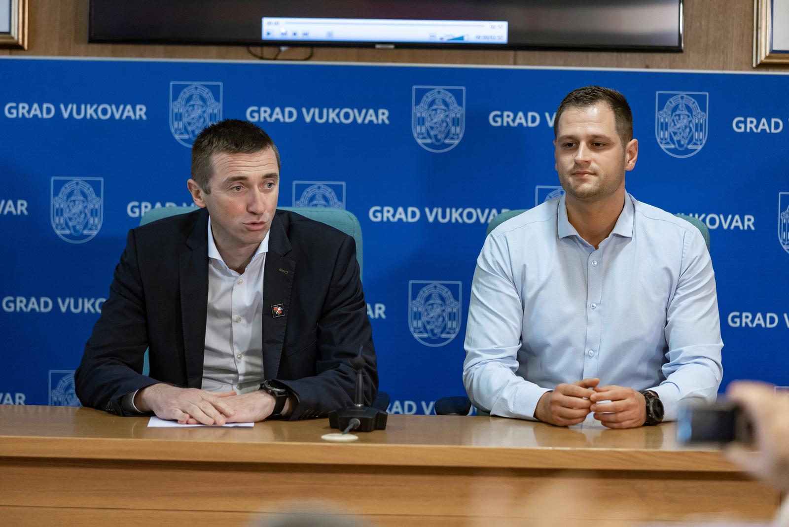 15.11.2021.,Vukovar - Gradonacelnik Ivan Penava primio je grupu developera koji rade na stvaranju racunalne igrice o obrani Vukovara 1991.   Photo: Davor Javorovic/PIXSELL