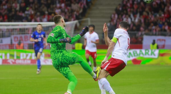 15.10.2024., Nacionalni stadion PGE, Varsava, Poljska - UEFA Liga nacija, Liga A, skupina 1, 4. kolo, Poljska - Hrvatska. Dominik Livakovic, Robert Lewandowski Photo: Jacek Szydlowski/Forum/PIXSELL