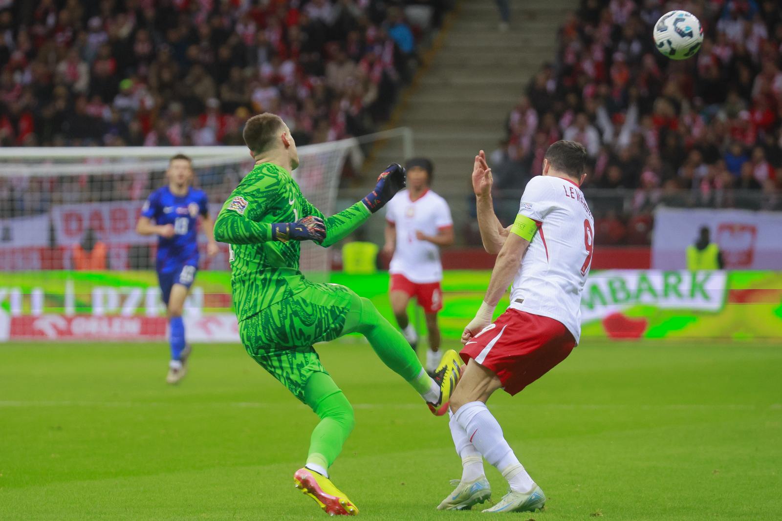 15.10.2024., Nacionalni stadion PGE, Varsava, Poljska - UEFA Liga nacija, Liga A, skupina 1, 4. kolo, Poljska - Hrvatska. Dominik Livakovic, Robert Lewandowski Photo: Jacek Szydlowski/Forum/PIXSELL