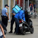 18.07.2020., Zagreb - Policija na Trgu bana Josipa Jelacica zaustavila dostavljaca Wolta na motociklu i provjerava ima li dozvolu za voznju po pjesackoj zoni. rPhoto: Marko Lukunic/PIXSELL