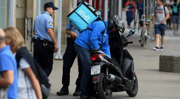 18.07.2020., Zagreb - Policija na Trgu bana Josipa Jelacica zaustavila dostavljaca Wolta na motociklu i provjerava ima li dozvolu za voznju po pjesackoj zoni. rPhoto: Marko Lukunic/PIXSELL