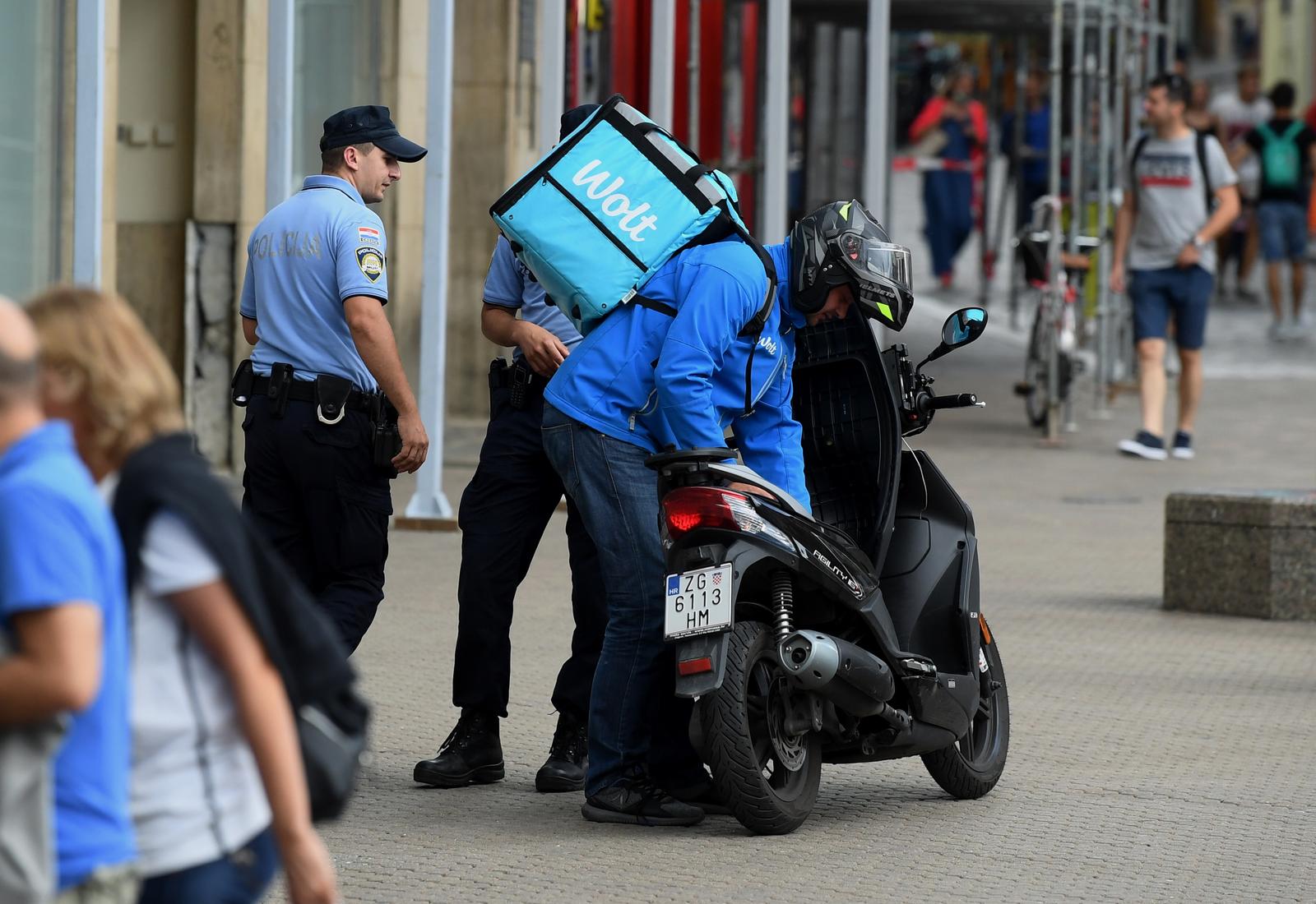 18.07.2020., Zagreb - Policija na Trgu bana Josipa Jelacica zaustavila dostavljaca Wolta na motociklu i provjerava ima li dozvolu za voznju po pjesackoj zoni. rPhoto: Marko Lukunic/PIXSELL