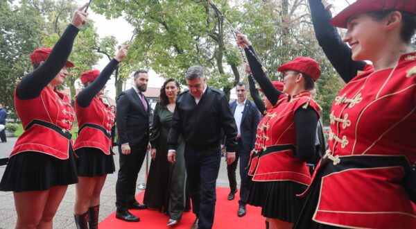 18.10.2024., Samobor - Predsjednik Republike stigao je na svecanu sjednici Gradskog vijeca Grada Samobora povodom obiljezavanja Dana Grada. Docekala ga je gradonacelnica Petra Skrobot Photo: Zeljko Hladika/PIXSELL