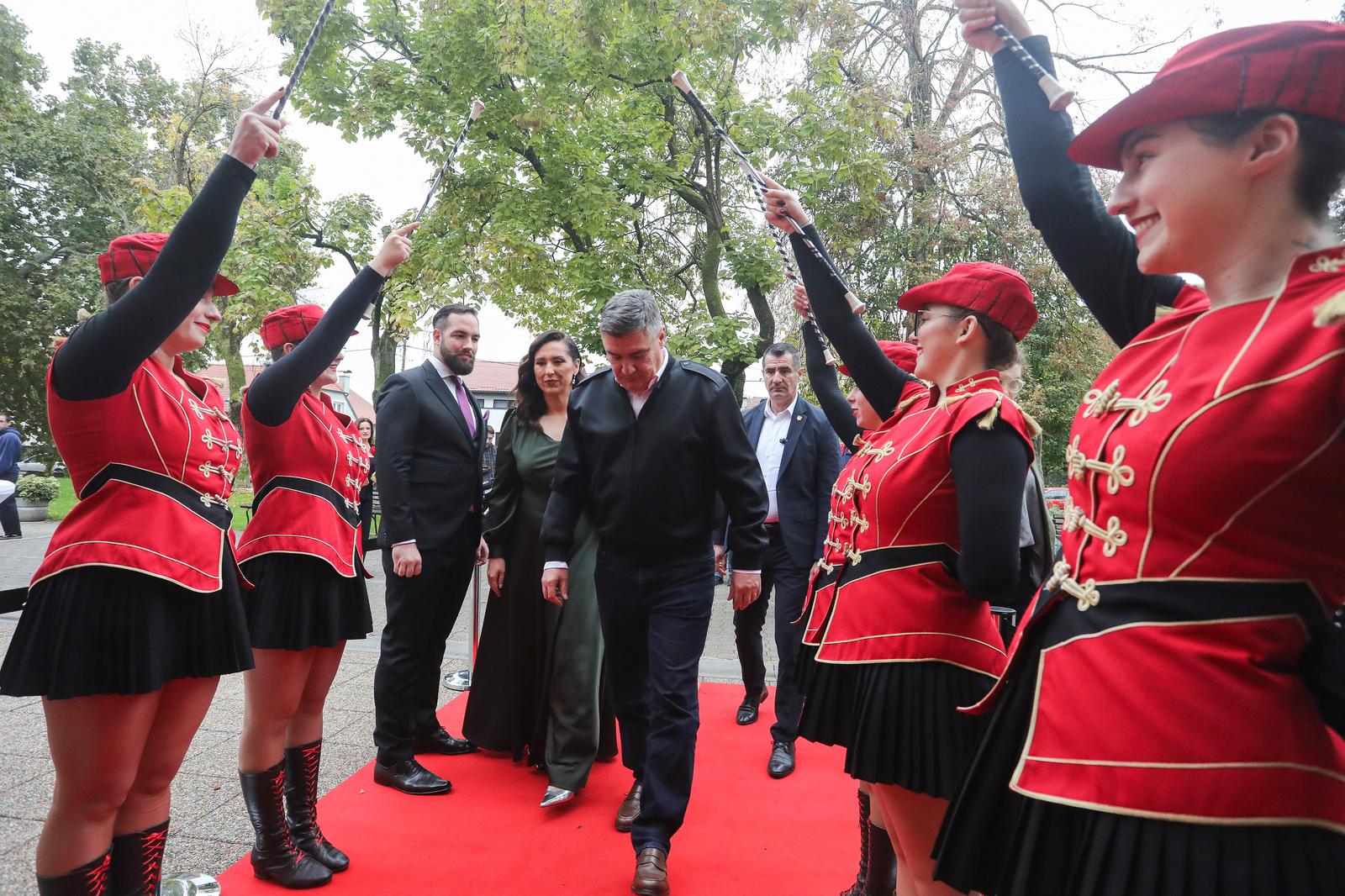 18.10.2024., Samobor - Predsjednik Republike stigao je na svecanu sjednici Gradskog vijeca Grada Samobora povodom obiljezavanja Dana Grada. Docekala ga je gradonacelnica Petra Skrobot Photo: Zeljko Hladika/PIXSELL