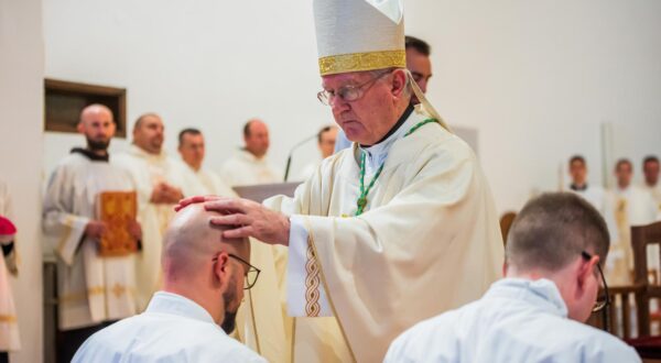 19.10.2024., Sinj - Nadbiskup Zdenko Krizic zaredio je sestoricu Djakona u bazilici Gospe Sinjske. Photo: Zvonimir Barisin/PIXSELL