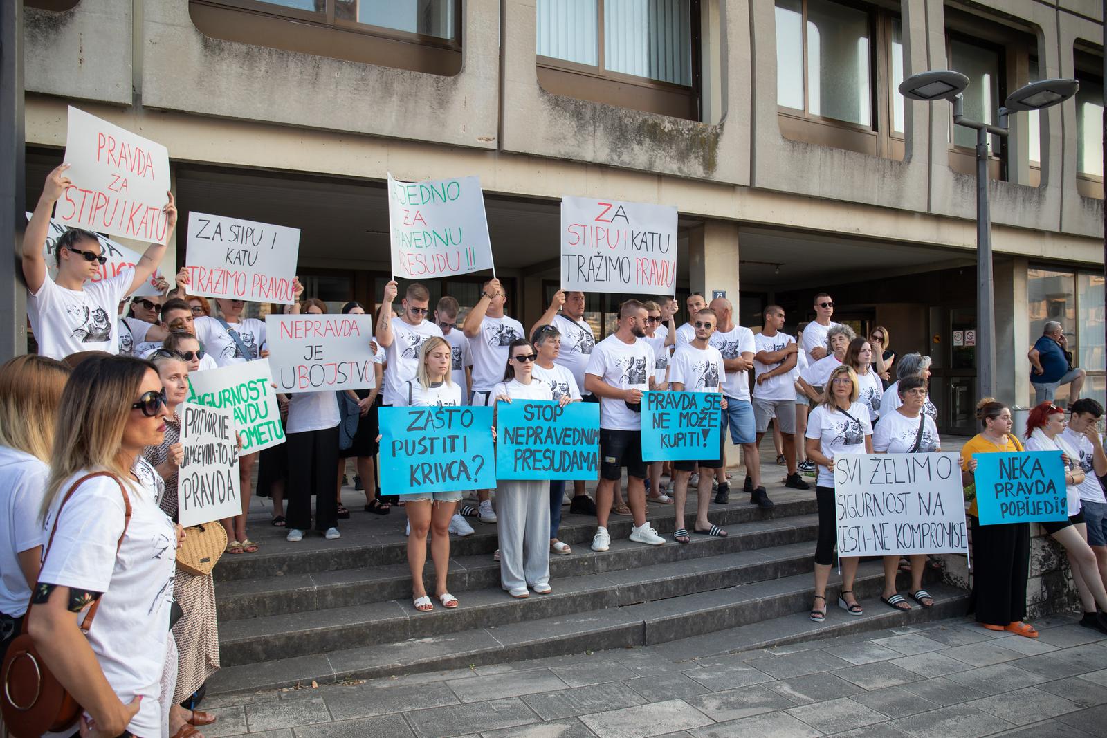 20.07.2024., Zgrada Opcinskog suda, Dubrovnik - Mirni prosvjed odrzan  ispred zgrade Suda u Dubrovniku, zbog mogucnosti pustanja albanske vozacice Klevise Ymeri da se brani sa slobode.  Photo: Grgo Jelavic/PIXSELL