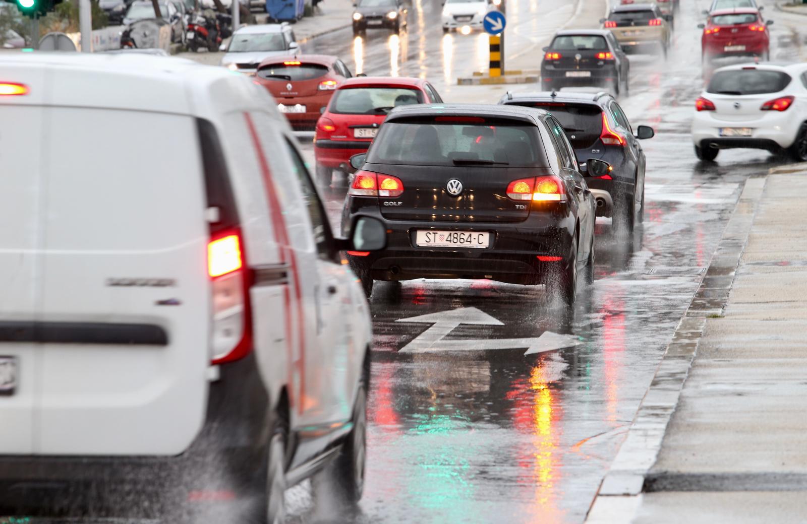 Gužva i promet po mokrom kolinku u Splitu 21.01.2019., Split - Promet po mokrom kolniku.rPhoto: Ivo Cagalj/PIXSELL