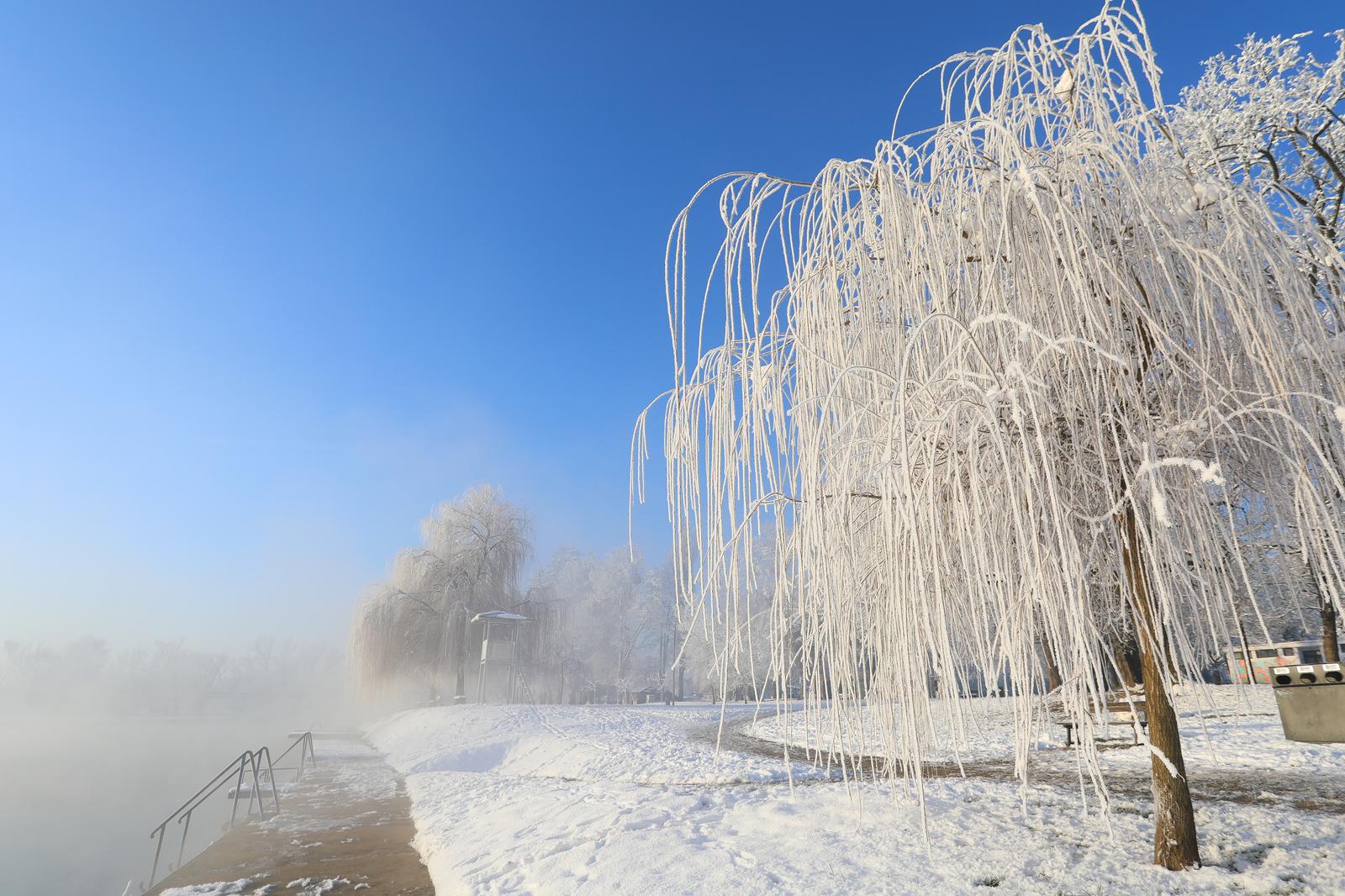 22.01.2024., Karlovac - Hladno sijecanjsko jutro uz rijeku Koranu i drvece okovano snijegom i ledom na minus 11 stupnjeva. Photo: Kristina Stedul Fabac/PIXSELL