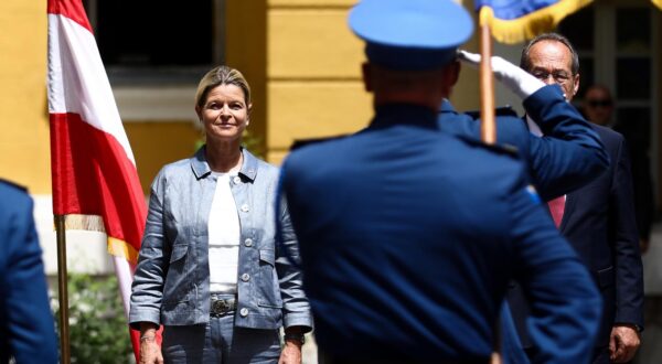 22.06.2021., Sarajevo, Bosna i Hercegovina - Ministar obrane Bosne i Hercegovine Sifet Podzic u sluzbeni posjet primio je ministricu obrane Republike Austrije Klaudiju Tanner.rPhoto: Armin Durgut/PIXSELL