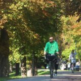 22.09.2024., Karlovac - Suncano nedjeljno prijepodne mnogi su iskoristili za boravak u parkovima i uz rijeku Koranu. Photo: Kristina Stedul Fabac/PIXSELL