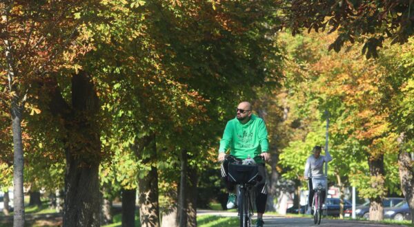 22.09.2024., Karlovac - Suncano nedjeljno prijepodne mnogi su iskoristili za boravak u parkovima i uz rijeku Koranu. Photo: Kristina Stedul Fabac/PIXSELL