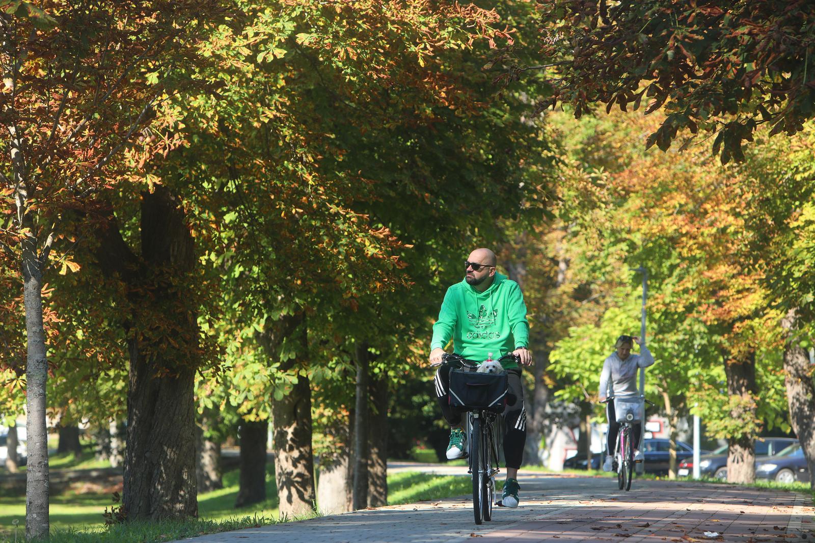 22.09.2024., Karlovac - Suncano nedjeljno prijepodne mnogi su iskoristili za boravak u parkovima i uz rijeku Koranu. Photo: Kristina Stedul Fabac/PIXSELL