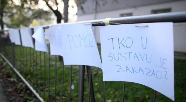 22.10.2024., Zagreb - Oko prostora skole u koju ide problematicni djecak polijepljene su brojne poruke nadleznim institucijama, a ravnatelj je zbog pritisaka na cijelu skolu podnio ostavku. Shodno tome uciteljsko vijece odlucilo je da se danas nece odrzavati nastava. Photo: Zeljko Lukunic/PIXSELL