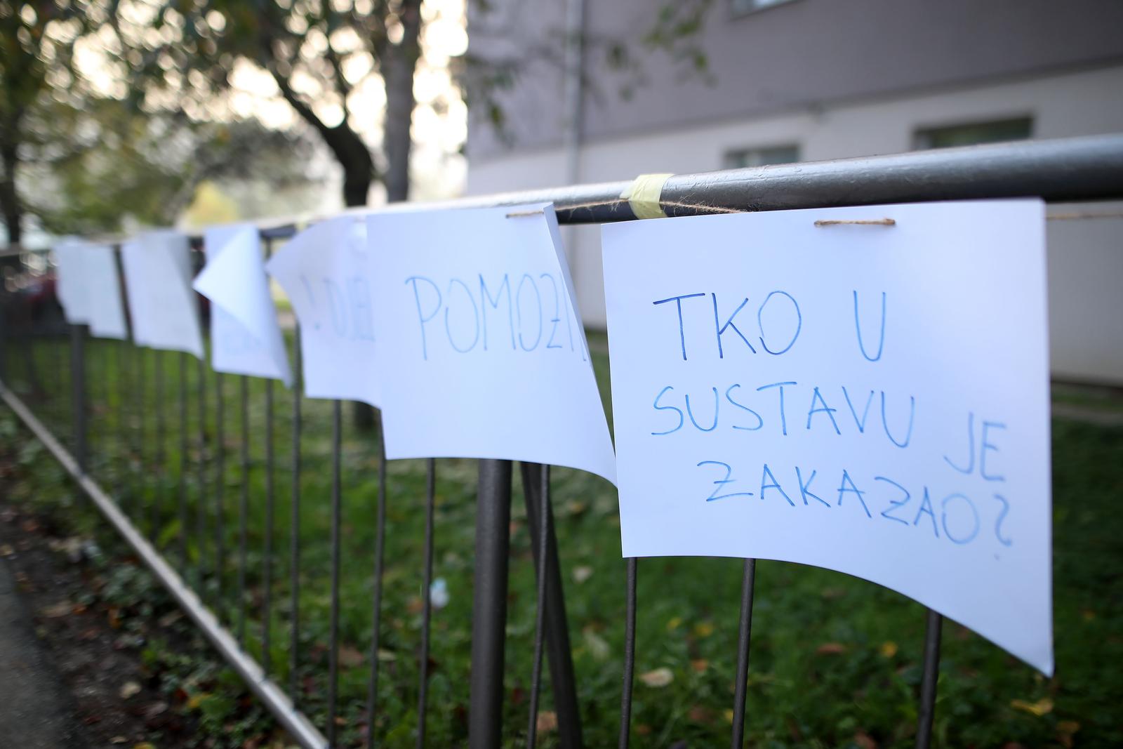 22.10.2024., Zagreb - Oko prostora skole u koju ide problematicni djecak polijepljene su brojne poruke nadleznim institucijama, a ravnatelj je zbog pritisaka na cijelu skolu podnio ostavku. Shodno tome uciteljsko vijece odlucilo je da se danas nece odrzavati nastava. Photo: Zeljko Lukunic/PIXSELL