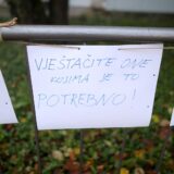 22.10.2024., Zagreb - Oko prostora skole u koju ide problematicni djecak polijepljene su brojne poruke nadleznim institucijama, a ravnatelj je zbog pritisaka na cijelu skolu podnio ostavku. Shodno tome uciteljsko vijece odlucilo je da se danas nece odrzavati nastava. Photo: Zeljko Lukunic/PIXSELL