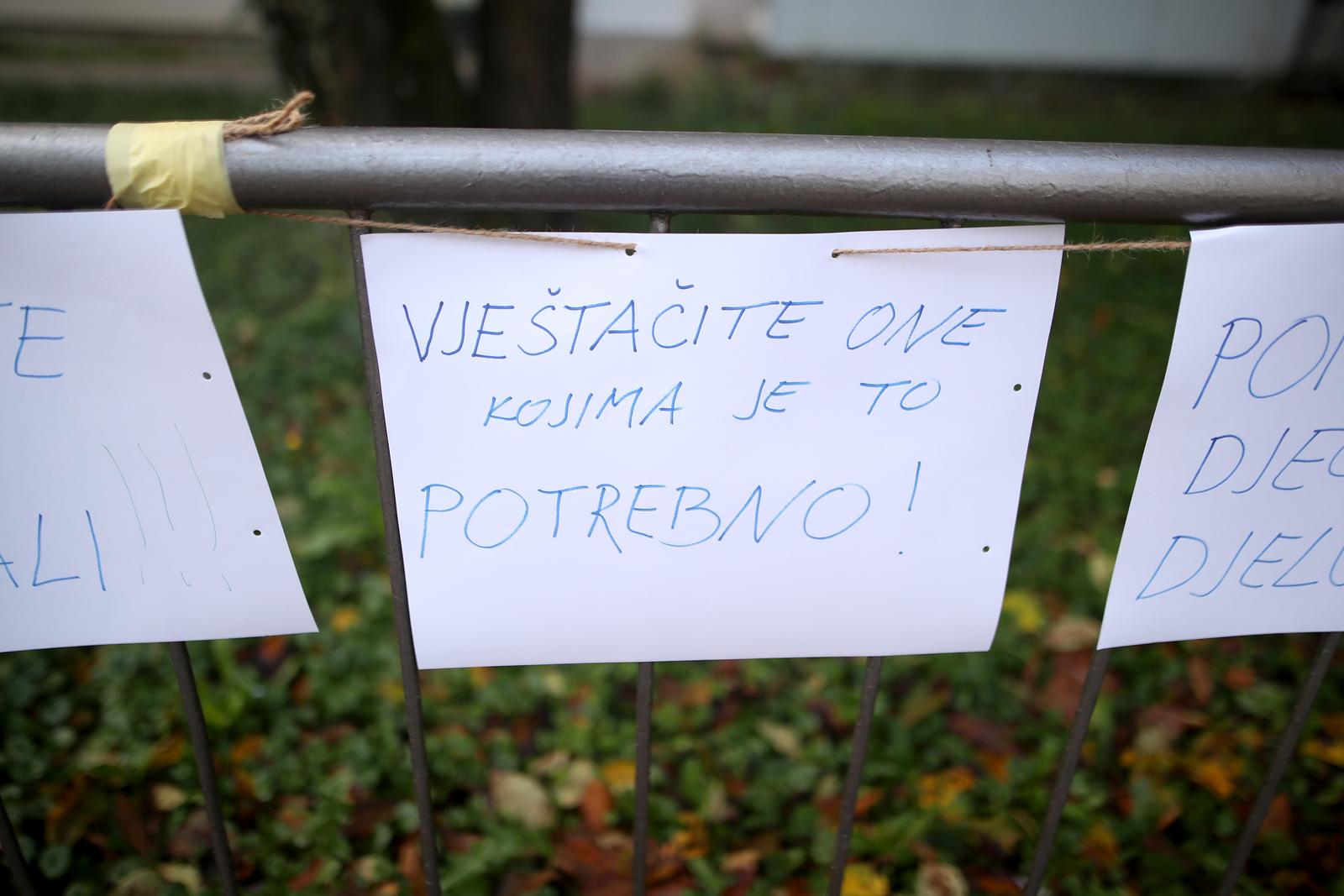 22.10.2024., Zagreb - Oko prostora skole u koju ide problematicni djecak polijepljene su brojne poruke nadleznim institucijama, a ravnatelj je zbog pritisaka na cijelu skolu podnio ostavku. Shodno tome uciteljsko vijece odlucilo je da se danas nece odrzavati nastava. Photo: Zeljko Lukunic/PIXSELL