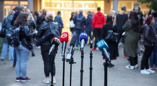 22.10.2024., Zagreb - Veliki prosvjed roditelja ispred skole u koju ide problematicni djecak. Photo: Matija Habljak/PIXSELL