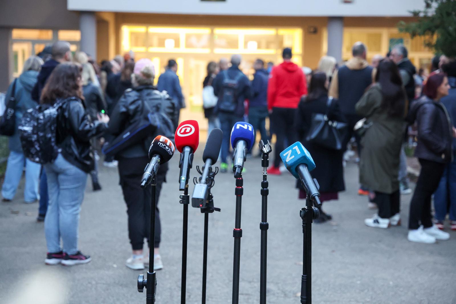 22.10.2024., Zagreb - Veliki prosvjed roditelja ispred skole u koju ide problematicni djecak. Photo: Matija Habljak/PIXSELL