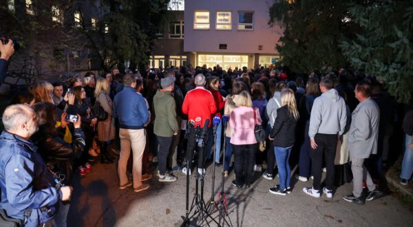 22.10.2024., Zagreb - Veliki prosvjed roditelja ispred skole u koju ide problematicni djecak. Photo: Matija Habljak/PIXSELL