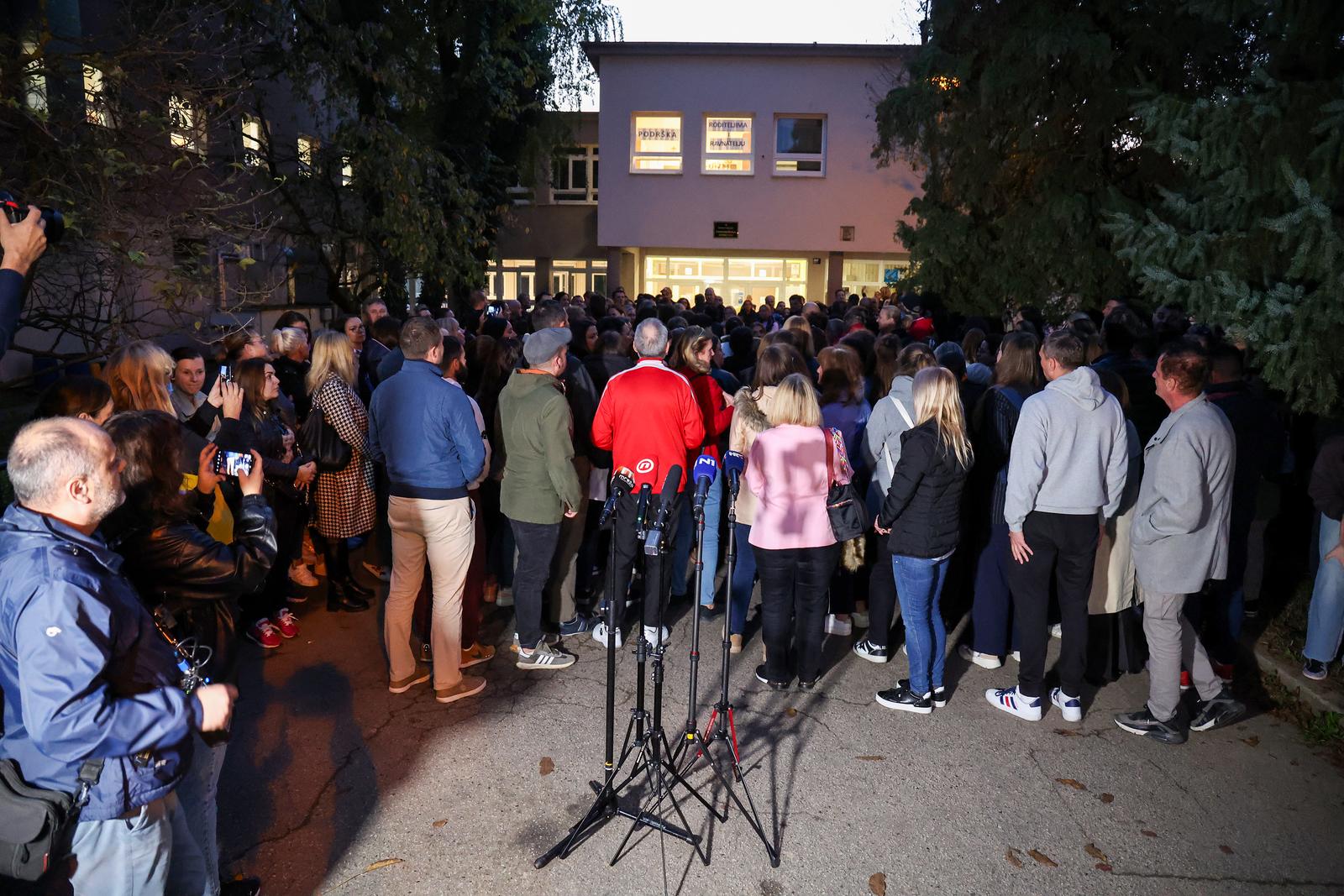 22.10.2024., Zagreb - Veliki prosvjed roditelja ispred skole u koju ide problematicni djecak. Photo: Matija Habljak/PIXSELL