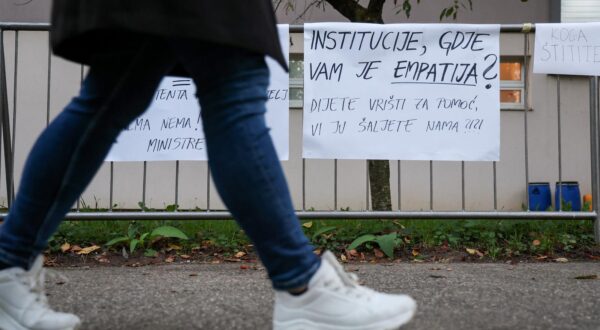 22.10.2024., Zagreb - Veliki prosvjed roditelja ispred skole u koju ide problematicni djecak. Photo: Matija Habljak/PIXSELL