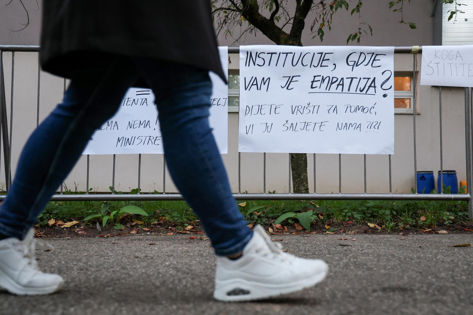 22.10.2024., Zagreb - Veliki prosvjed roditelja ispred skole u koju ide problematicni djecak. Photo: Matija Habljak/PIXSELL