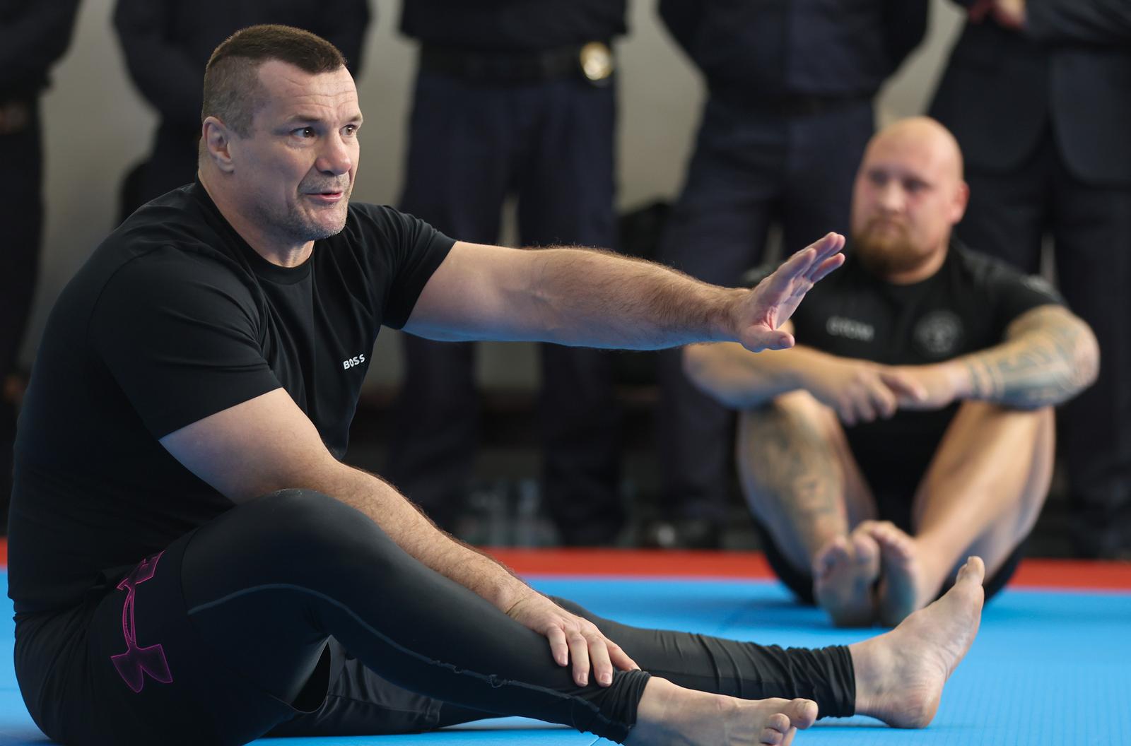 23.10.2024., Zagreb - U Policijskoj akademiji "Prvi hrvatski redarstvenik" potpisan je ugovor o volontiranju izmedju Ministarstva unutarnjih poslova Republike Hrvatske i Mirka "Cro Cop" Filipovica. Nakon potpisivanja ugovora odrzan je ogledni trening Mirka Filipovica s pripadnicima specijalne i interventne policije. Mirko Filipovic Photo: Sanjin Strukic/PIXSELL