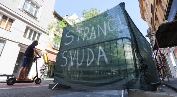 24.08.2024., Zagreb - U Masarykovoj ulici na gradjevinskoj ogradi osvanuo natpis: Stranci svuda. Photo: Sanjin Strukic/PIXSELL