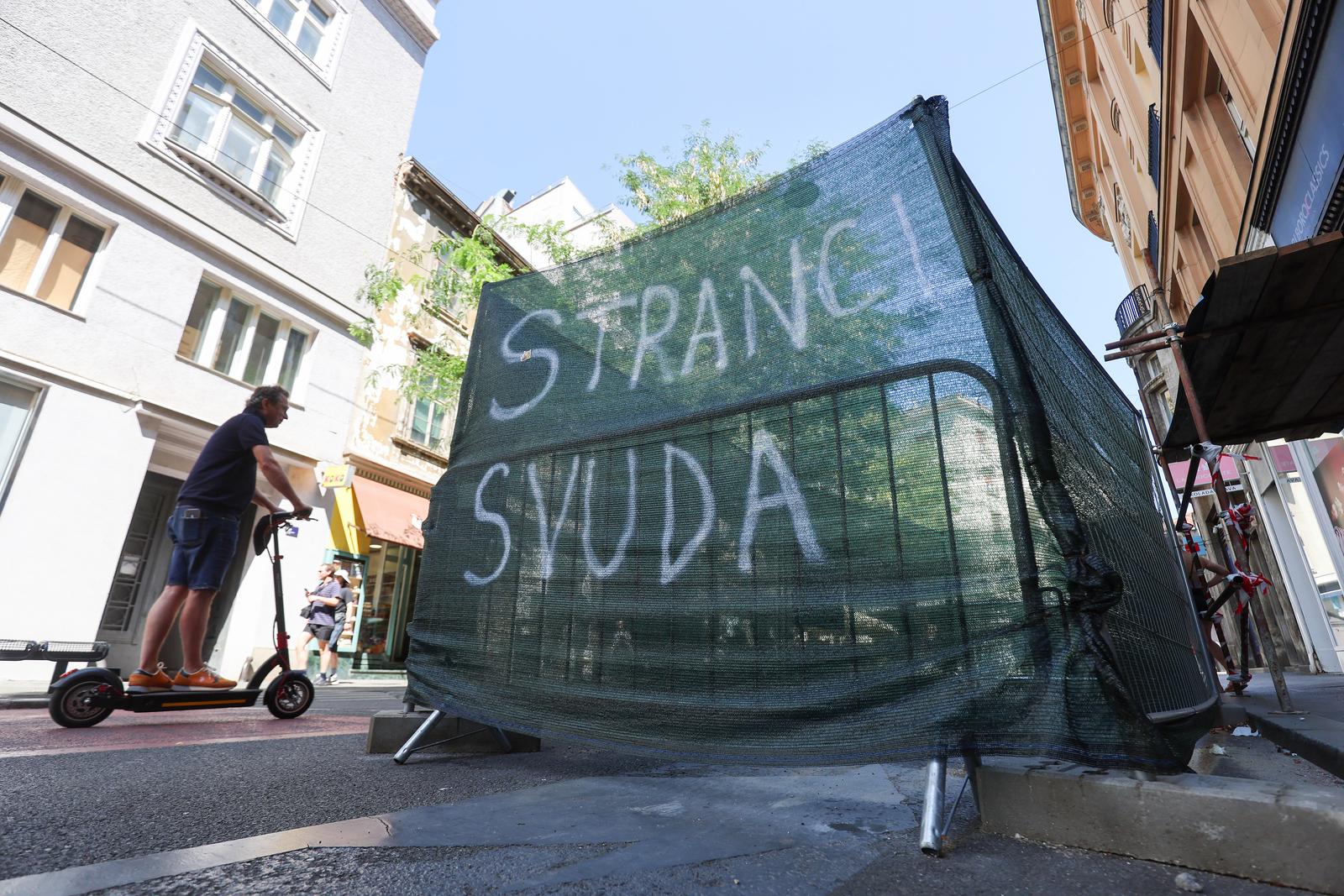 24.08.2024., Zagreb - U Masarykovoj ulici na gradjevinskoj ogradi osvanuo natpis: Stranci svuda. Photo: Sanjin Strukic/PIXSELL