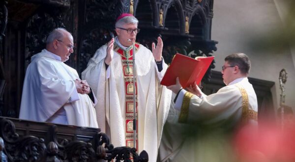 25.12.2023., Zadar - Nadbiskup Milan Zgrablic predvodio misno slavlje na svetkovinu Bozica u katedrali Sv. Stosije u Zadru Photo: Sime Zelic/PIXSELL