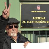 26.01.2016., Zagreb - Prosvjed ispred Agencije za elektronicke medije protiv suspenzije Z1 televizije. Prosvjednici su se okupili na Trgu Nevenke Topalusic odakle su pjesice krenuli prema Agenciji za elektronicke medije. Photo: Marko Lukunic/PIXSELL