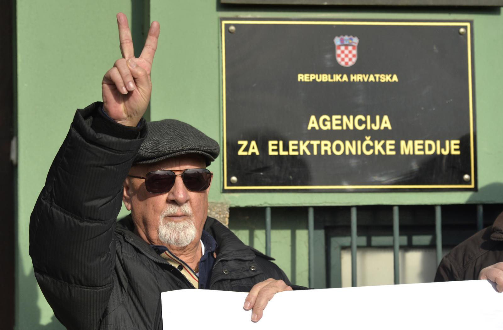 26.01.2016., Zagreb - Prosvjed ispred Agencije za elektronicke medije protiv suspenzije Z1 televizije. Prosvjednici su se okupili na Trgu Nevenke Topalusic odakle su pjesice krenuli prema Agenciji za elektronicke medije. Photo: Marko Lukunic/PIXSELL