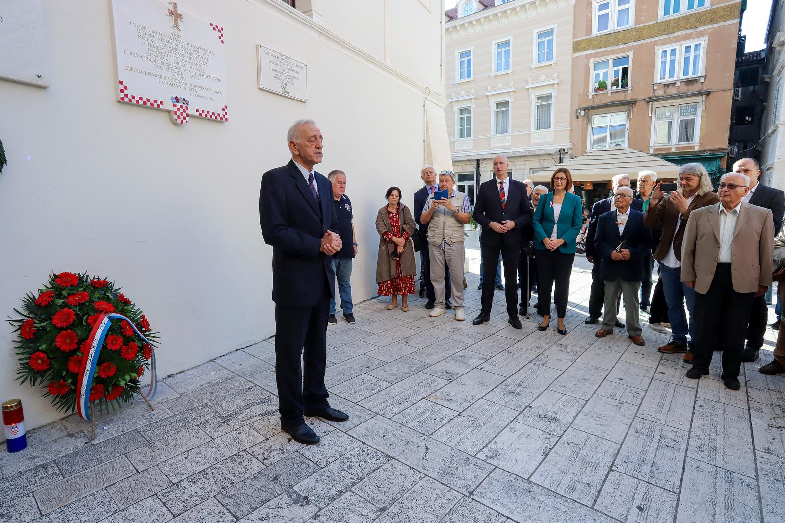 26.10.2024.,Split- U organizaciji Grada Splita, Udruge antifasista i antifasistickih boraca grada Splita i Udruge veterana Domovinskog rata i antifasista povodom obiljezavanja 80. obljetnice Dana oslobodjenja Splita od fasizma. Prije svecanosti u Hrvatskom domu Split izaslanstva Grada, Udruge antifadista i antifasistickih boraca grada Splita i VeDRA-e polozeni su vijenci  na Narodnom trgu, Pjaci  Photo: Ivana Ivanovic/PIXSELL