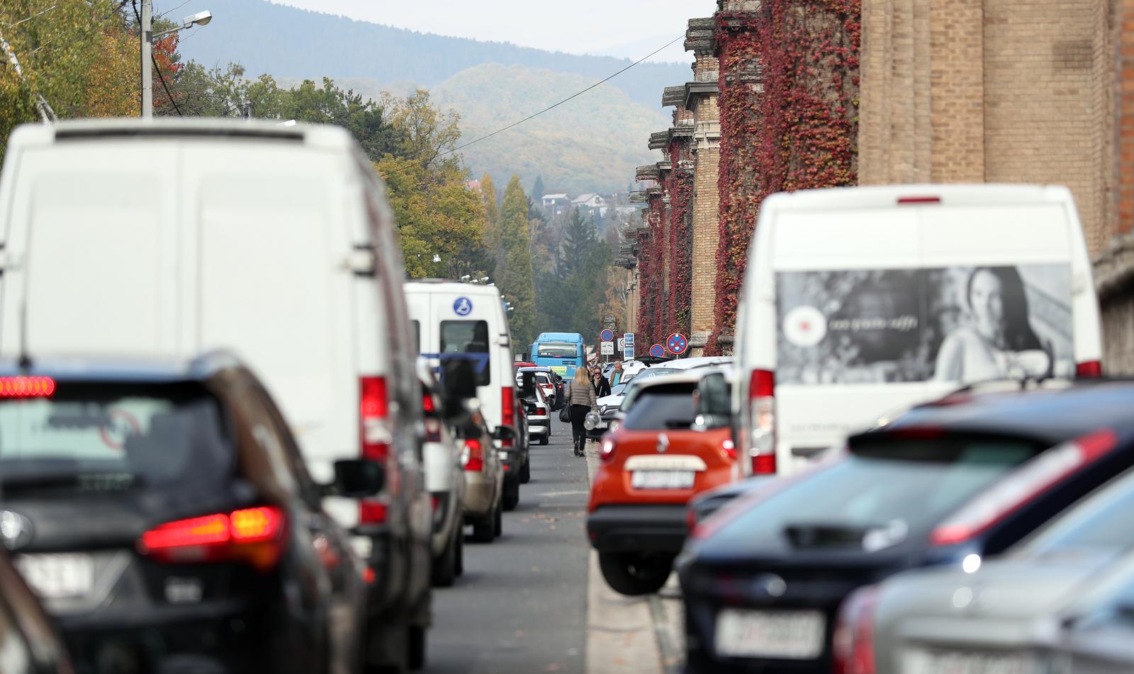 27.10.2017., Zagreb - Na Mirogoju uobicajene pripreme za obiljezavanje blagdana Svih Svetih. "nPhoto: Slavko Midzor/PIXSELL