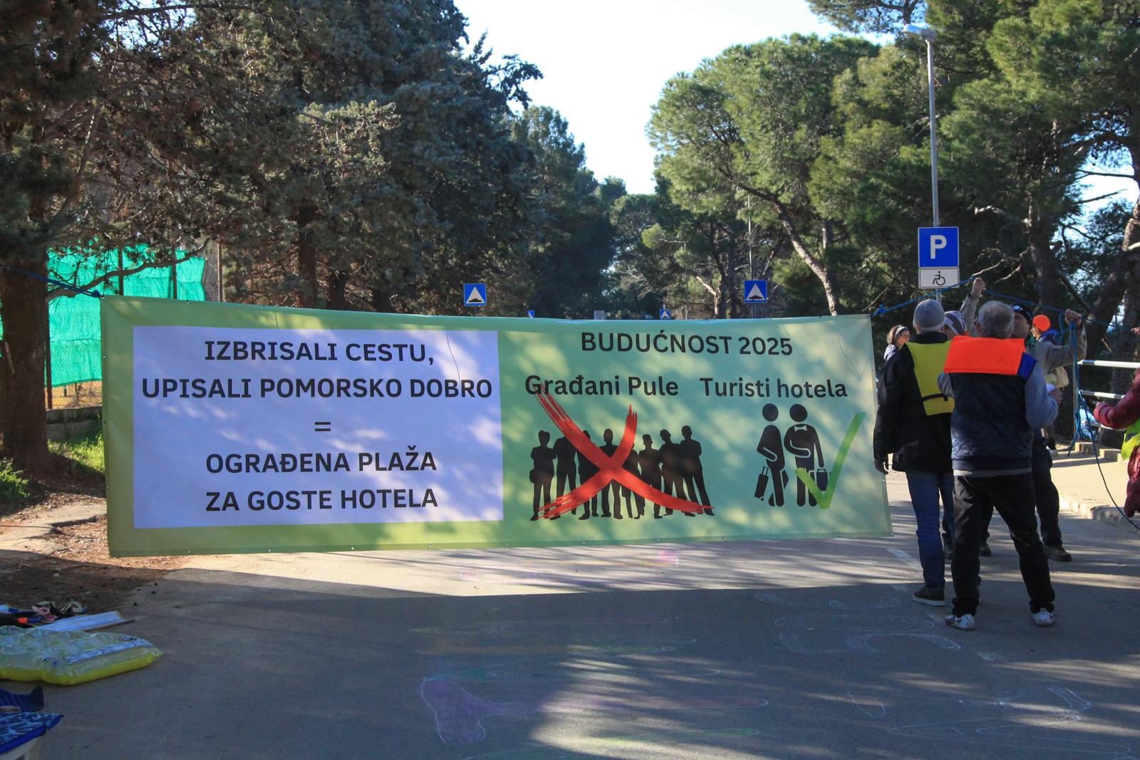 28.1.2024., Pula - Na Valkanama odrzan je prosvjed protiv novog Zakona o pomorskom dobru te izgradnje hotela. Photo: Luka Batelic/PIXSELL