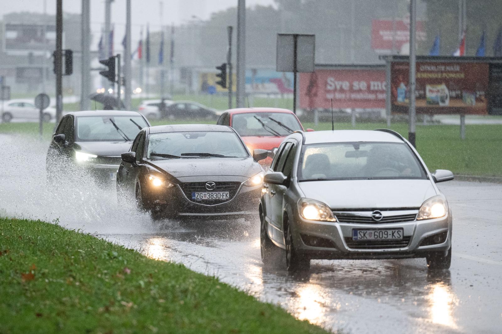 28.09.2024., Zagreb - Automobili u prolasku dizu vodu s obilno natopljenih prometnica.
 Photo: Davor Puklavec/PIXSELL