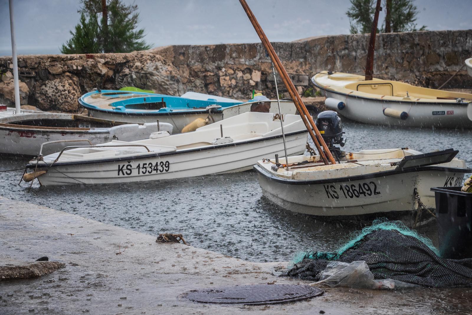 28.09.2024., Kastel Stafilic  -  Prolazak fronte preko Kastela donio je obilnu kisu. Photo: Zvonimir Barisin/PIXSELL